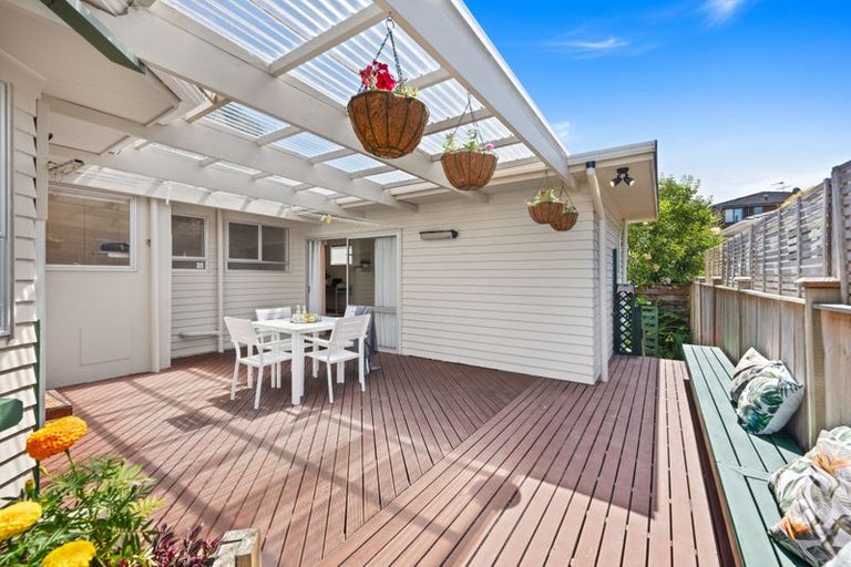 Photo of property in 10 Borrowdace Avenue, Botany Downs, Auckland, 2010