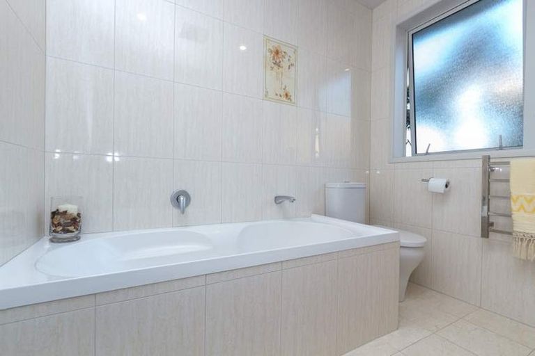 Photo of property in 15 Roadley Avenue, Sunnyhills, Auckland, 2010