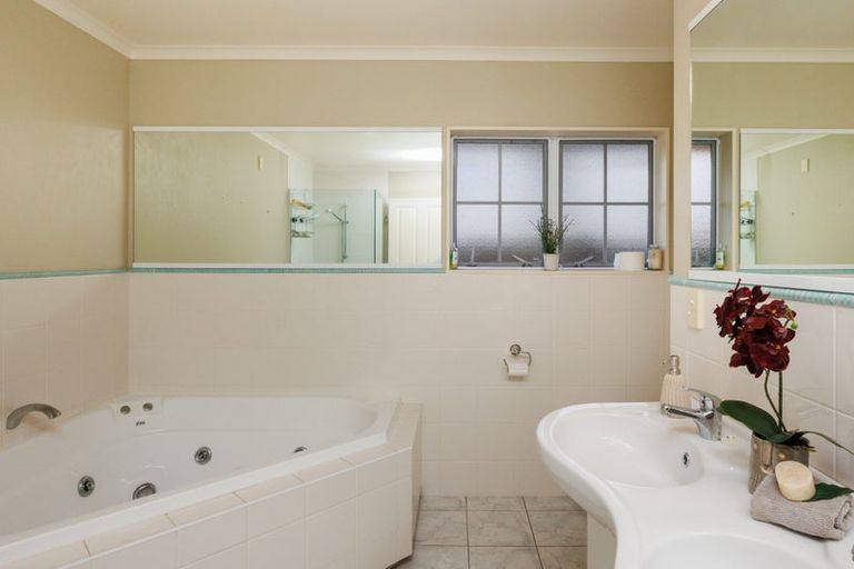 Photo of property in 10 Pastoral Lane, Hokowhitu, Palmerston North, 4410