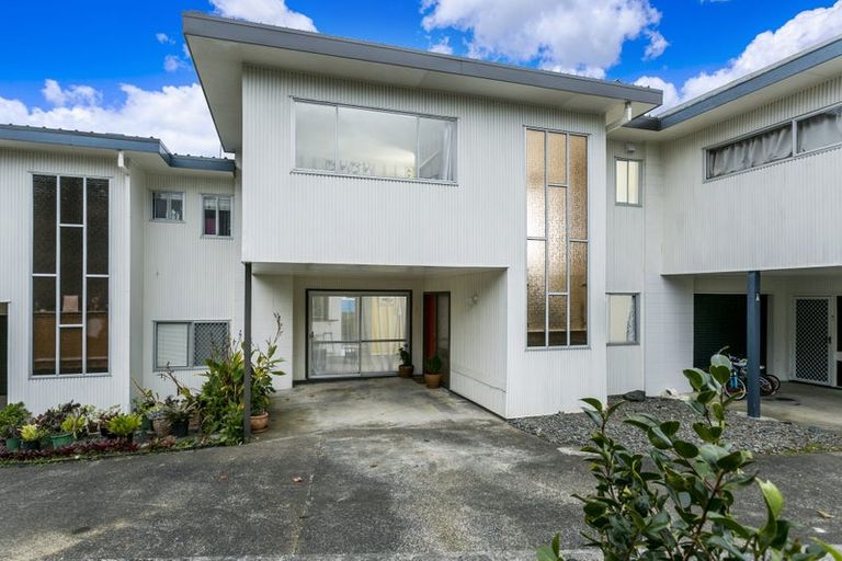 Photo of property in 2/4 Coronation Road, Glenfield, Auckland, 0627
