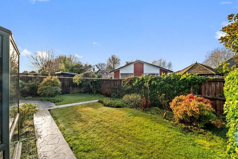 Photo of property in 2/50 Crofton Road, Harewood, Christchurch, 8051