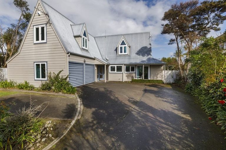 Photo of property in 27 Springdale Grove, Fitzherbert, Palmerston North, 4410