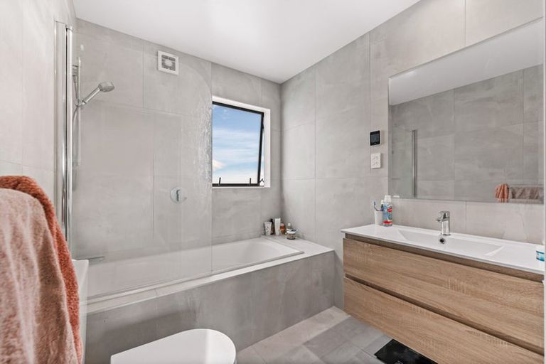 Photo of property in 6/107 Hobsonville Road, West Harbour, Auckland, 0618