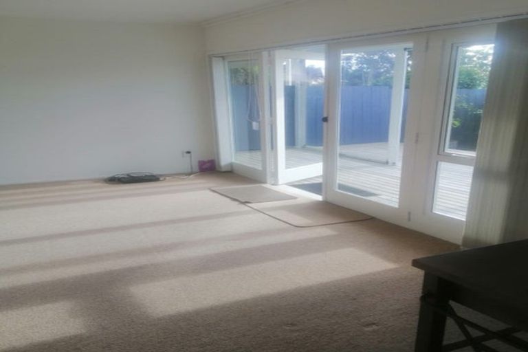 Photo of property in 1/613 Glenfield Road, Totara Vale, Auckland, 0629