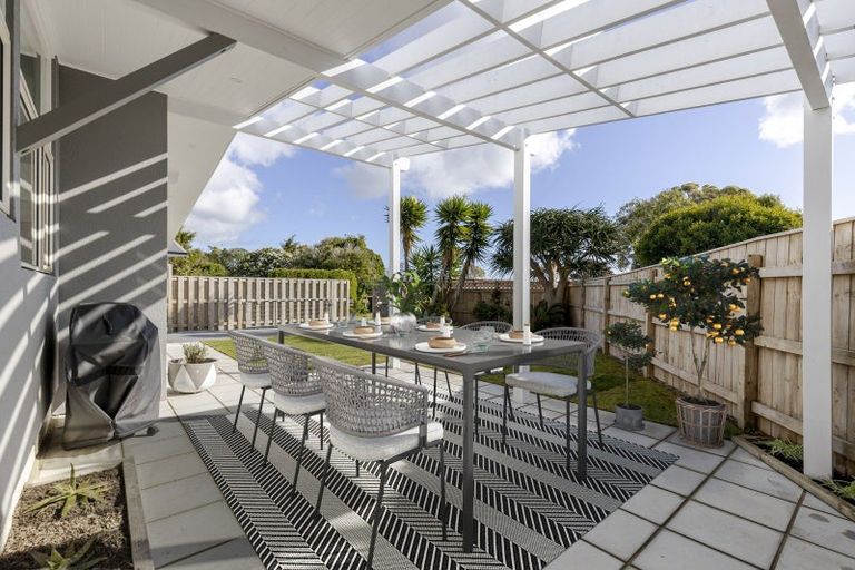 Photo of property in 25 Waiwera Place, Merrilands, New Plymouth, 4312