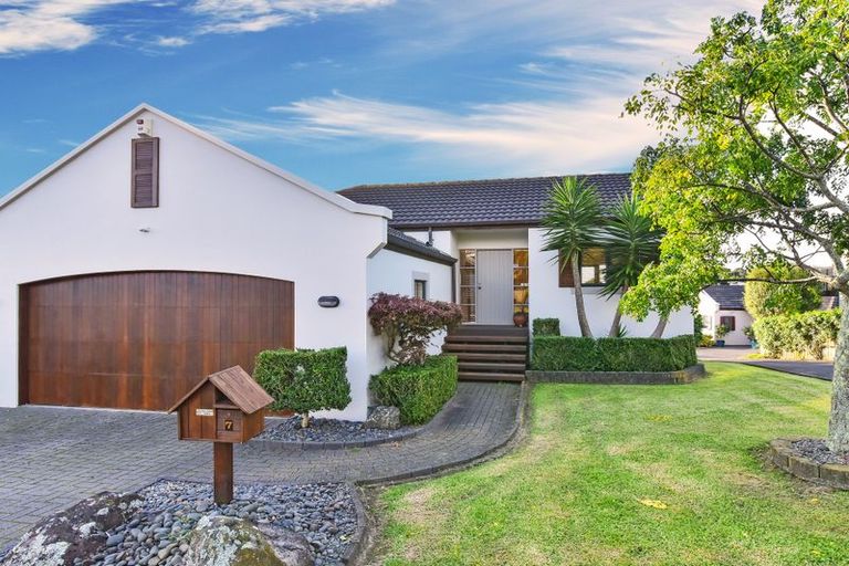 Photo of property in 1/7 Ribbonwood Crescent, Goodwood Heights, Auckland, 2105