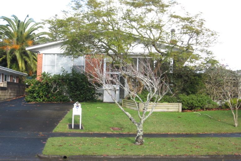 Photo of property in 1 Frank Place, Hillpark, Auckland, 2102