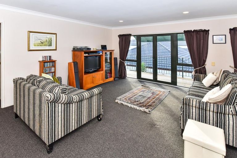Photo of property in 1/7 Ribbonwood Crescent, Goodwood Heights, Auckland, 2105