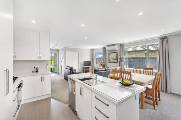 Photo of property in 28 Shillingford Boulevard, Rolleston, 7615