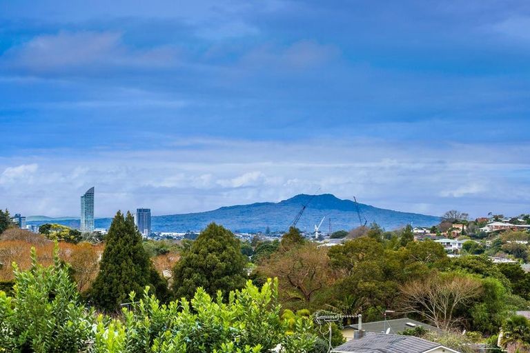 Photo of property in 12 Gretel Place, Hillcrest, Auckland, 0627