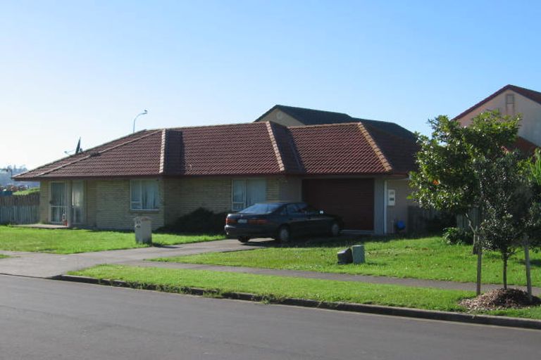 Photo of property in 23 Frank Bunce Grove, Flat Bush, Auckland, 2019