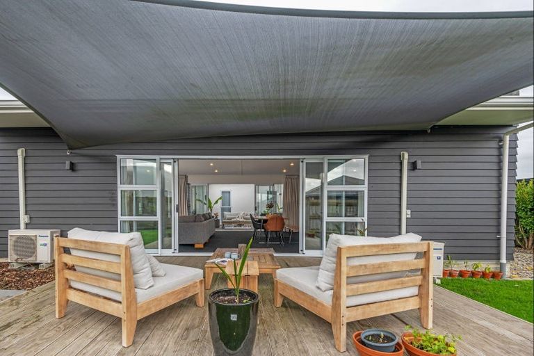 Photo of property in 10 Monaco Grove, Fitzherbert, Palmerston North, 4410