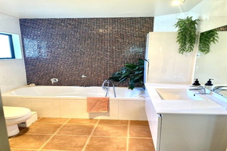 Photo of property in 13 Marbella Crescent, Oteha, Auckland, 0632