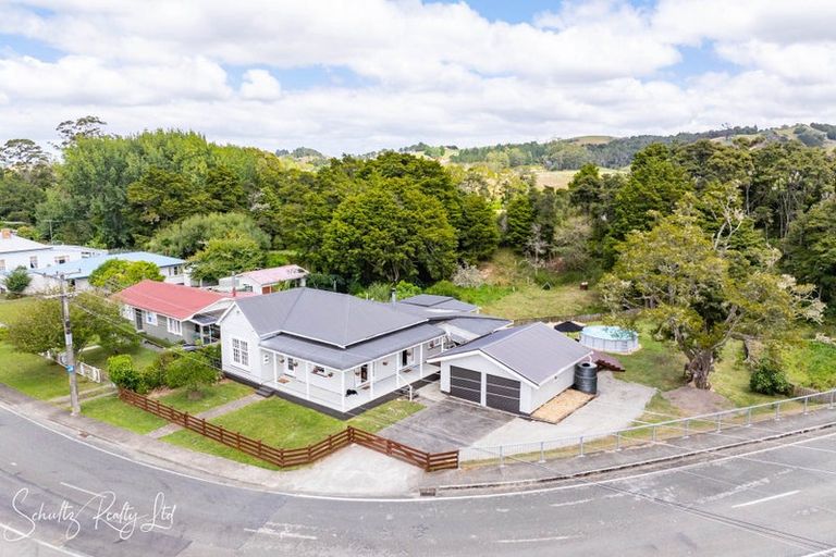 Photo of property in 17 Franklin Road, Paparoa, 0571