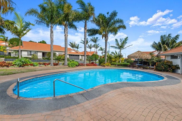 Photo of property in 31 Gillett Place, Botany Downs, Auckland, 2014