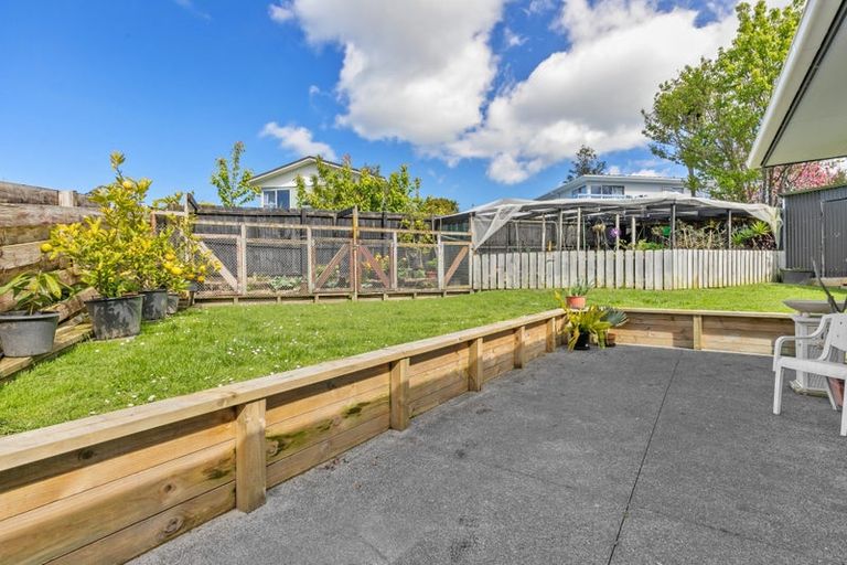 Photo of property in 18 Temuri Place, Glendene, Auckland, 0602