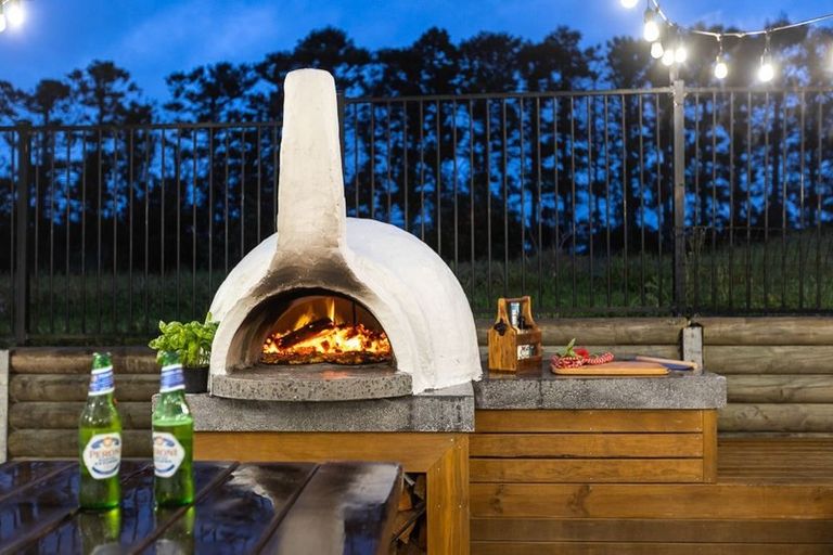 Photo of property in 13 Barrique Road, Kumeu, 0810