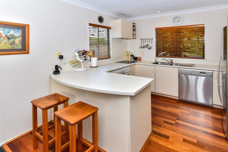 Photo of property in 1/7 Ribbonwood Crescent, Goodwood Heights, Auckland, 2105
