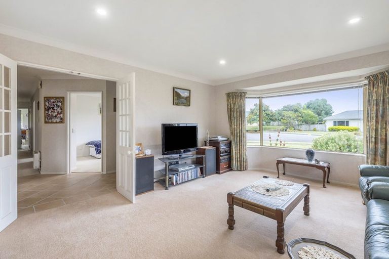 Photo of property in 25 Crown Hill, Paraparaumu, 5032