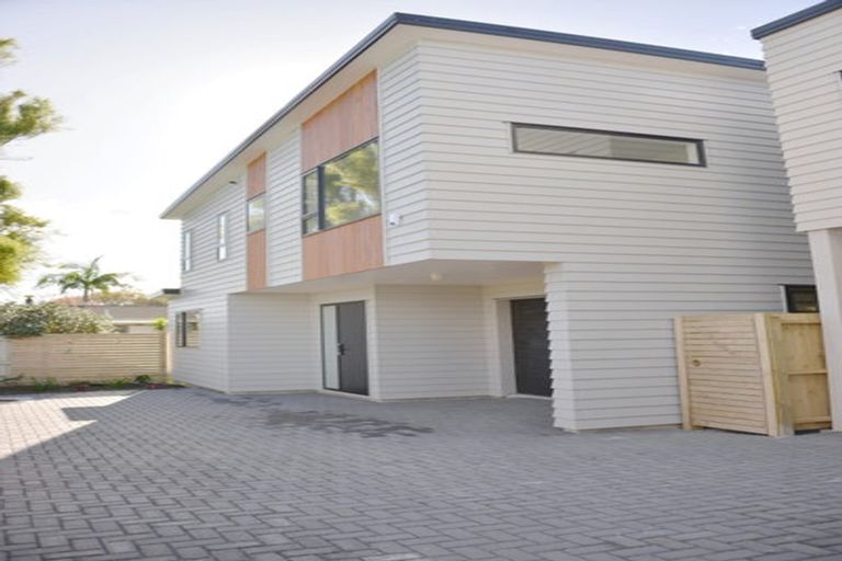Photo of property in 43d Fitzherbert Avenue, West Harbour, Auckland, 0618