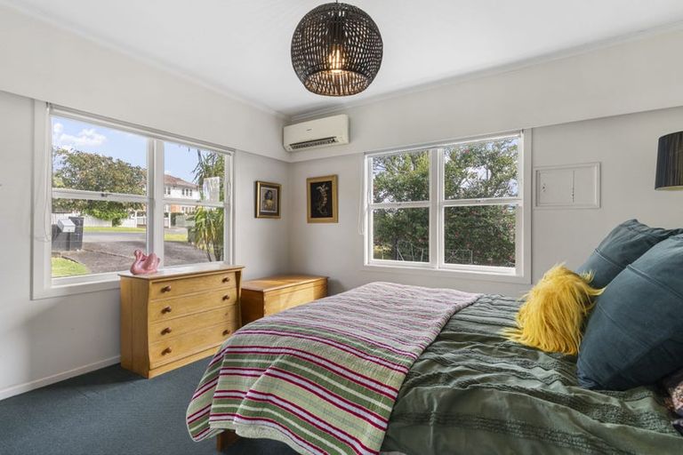 Photo of property in 29 Te Atatu Road, Te Atatu South, Auckland, 0610