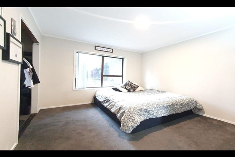 Photo of property in 24 Eugenia Rise, Totara Heights, Auckland, 2105