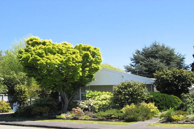 Photo of property in 27 Hampton Place, Burnside, Christchurch, 8053
