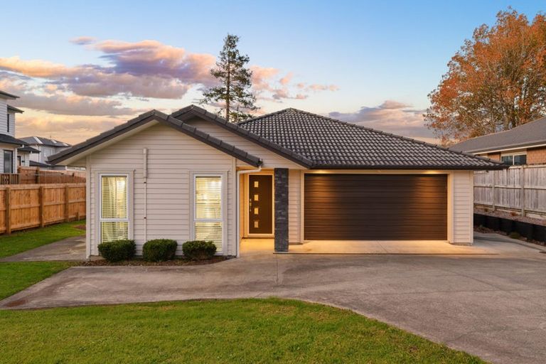 Photo of property in 12 Lockyer Road, Kumeu, 0810