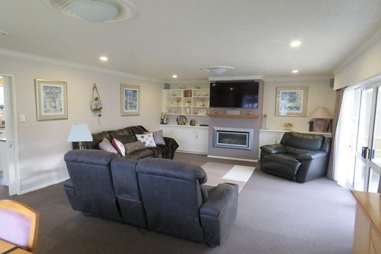 Photo of property in 51 Vogel Place, Waikiwi, Invercargill, 9810