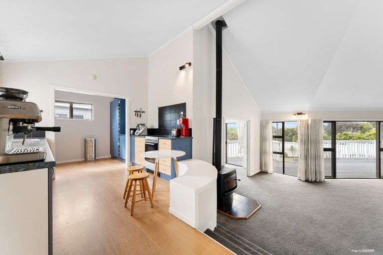 Photo of property in 4 Raphael Place, West Harbour, Auckland, 0618