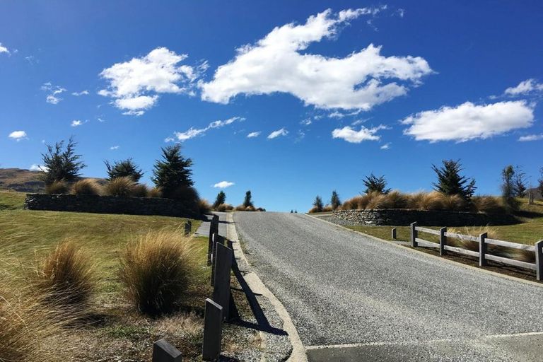 Photo of property in 35 Cunninghams Drive, Jacks Point, Queenstown, 9371