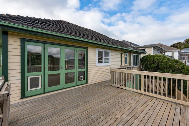 Photo of property in 20 Miles Crescent, Newlands, Wellington, 6037