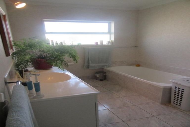 Photo of property in 31 Ray Small Drive, Papakura, 2110