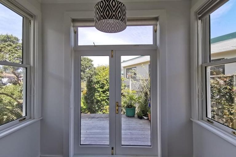 Photo of property in 76 Roxburgh Street, Mount Victoria, Wellington, 6011