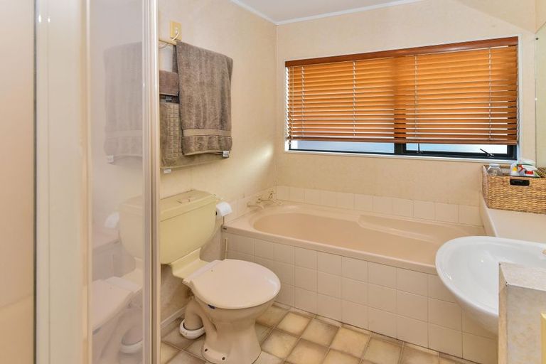 Photo of property in 1/7 Ribbonwood Crescent, Goodwood Heights, Auckland, 2105