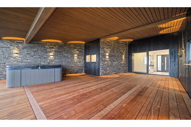 Photo of property in 6 Sowerby Place, Richmond Hill, Christchurch, 8081