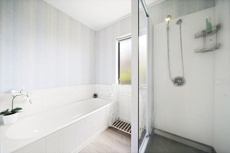 Photo of property in 1/56 Aberdeen Road, Campbells Bay, Auckland, 0620