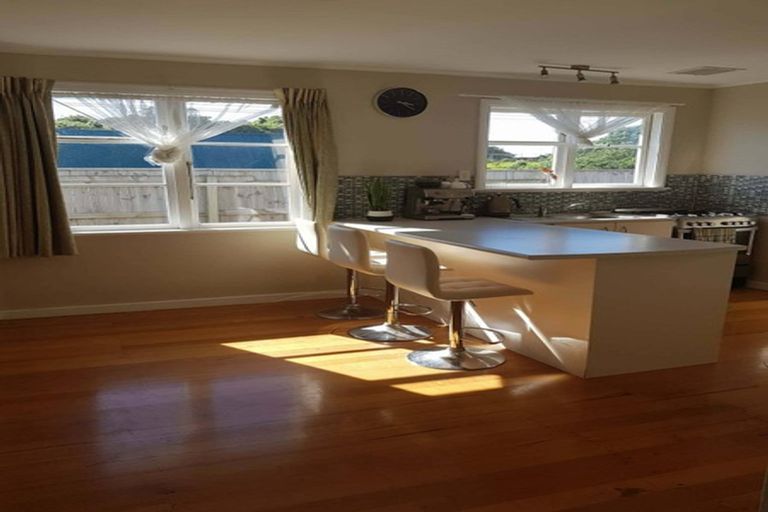 Photo of property in 15 Lyndfield Lane, Newlands, Wellington, 6037