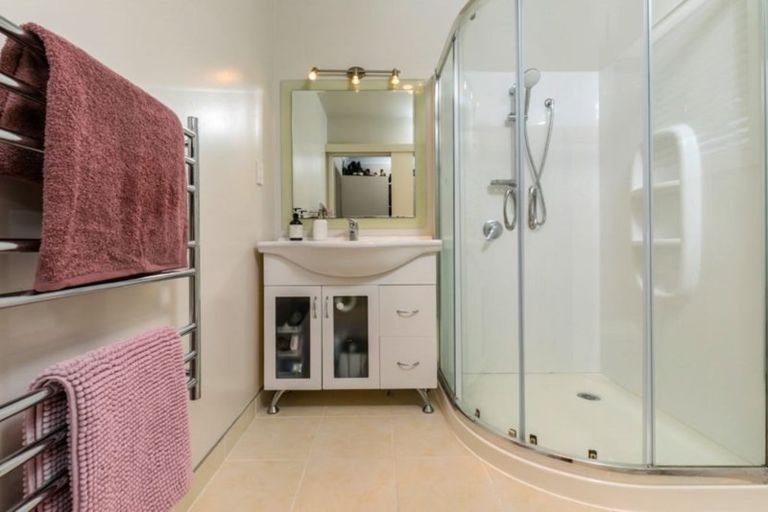 Photo of property in 21 Churchouse Road, Greenhithe, Auckland, 0632