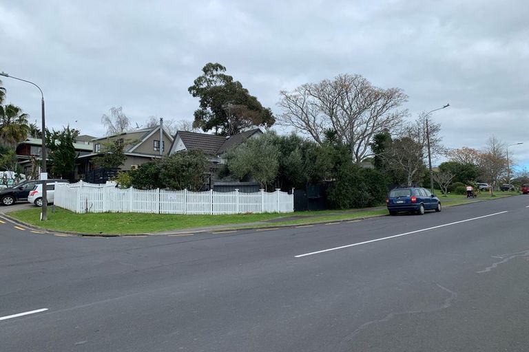 Photo of property in 1/1 Tern Place, Unsworth Heights, Auckland, 0632