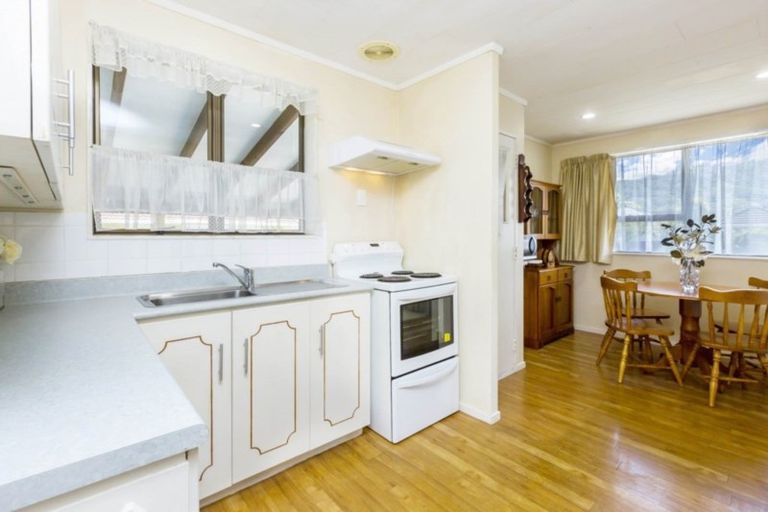 Photo of property in 2/50 Kowhai Avenue, Ebdentown, Upper Hutt, 5018