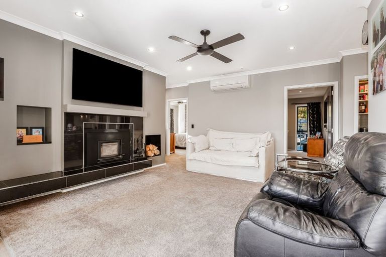 Photo of property in 15 Glenorchy Way, Aotea, Porirua, 5024
