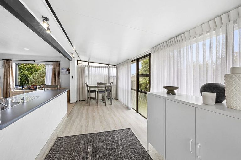 Photo of property in 14 Winstone Place, Highlands Park, New Plymouth, 4312