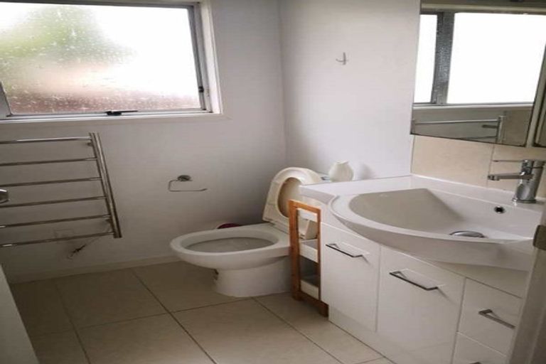 Photo of property in 2/7 Hamilton Place, Glenfield, Auckland, 0629