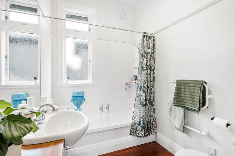 Photo of property in 72 Eden Street, Island Bay, Wellington, 6023