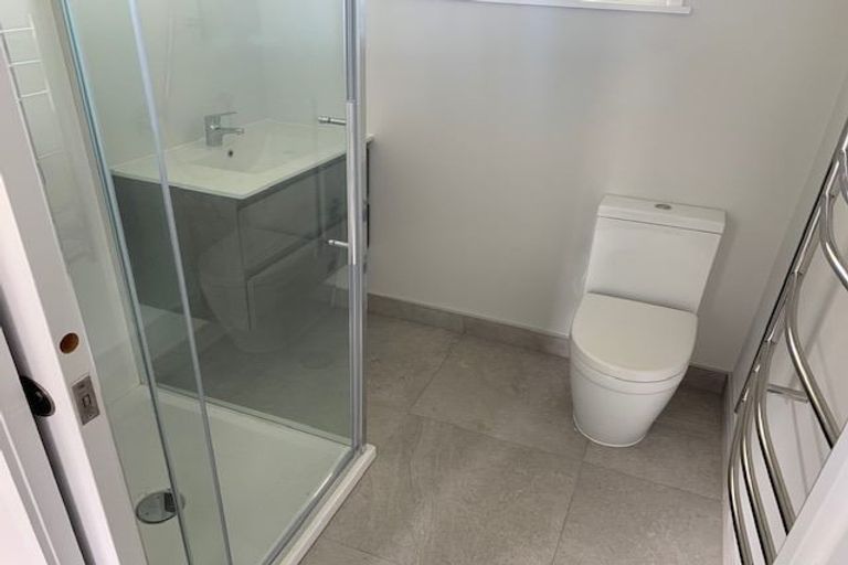 Photo of property in 2/22 Gladys Avenue, Glenfield, Auckland, 0629