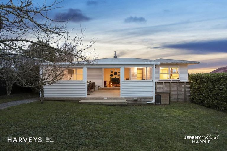 Photo of property in 3 Tauhara Street, Green Bay, Auckland, 0604