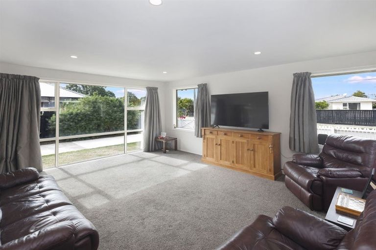 Photo of property in 15 Frensham Crescent, Woolston, Christchurch, 8062