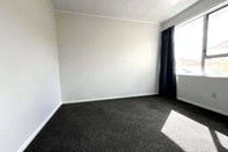 Photo of property in 28 Larissa Avenue, Henderson, Auckland, 0610