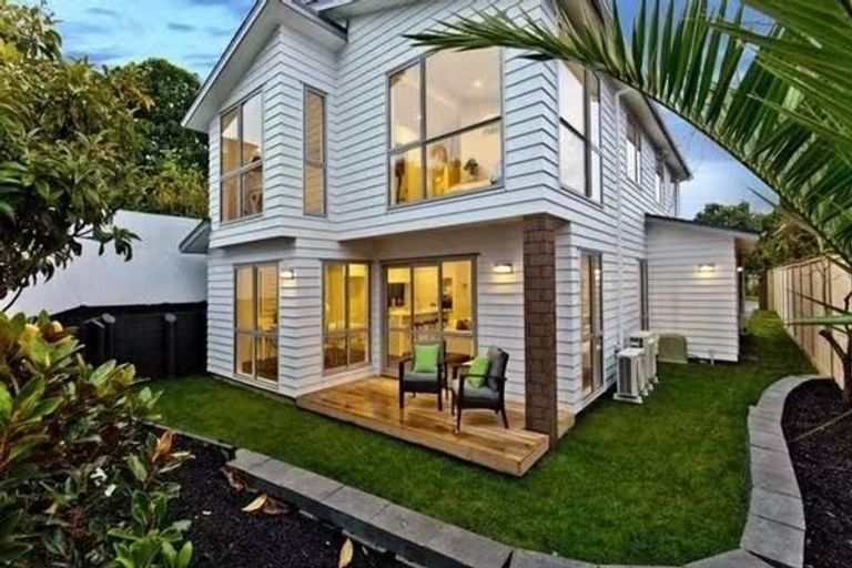 Photo of property in 1b Rae Road, Campbells Bay, Auckland, 0620